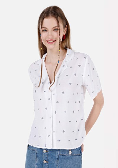 صورة من قميص عادي رقبة أزهار نسائي متعدد الألوان كم قصير قميص