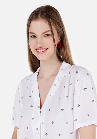 صورة من قميص عادي رقبة أزهار نسائي متعدد الألوان كم قصير قميص