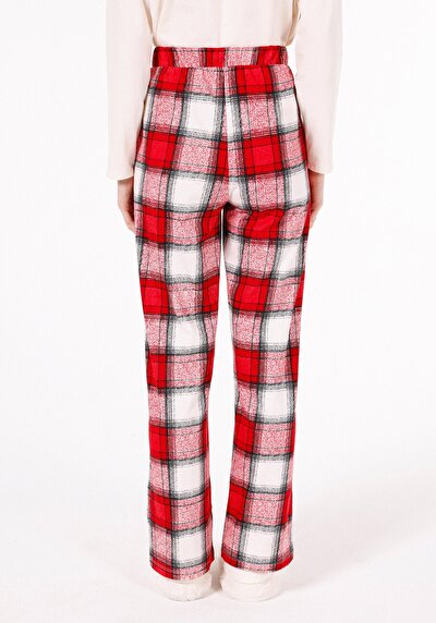 صورة من أحمر للنساء بنطال رياضي