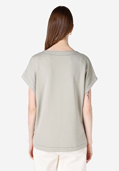 صورة من للنساء تي شيرت بأكمام قصيرة