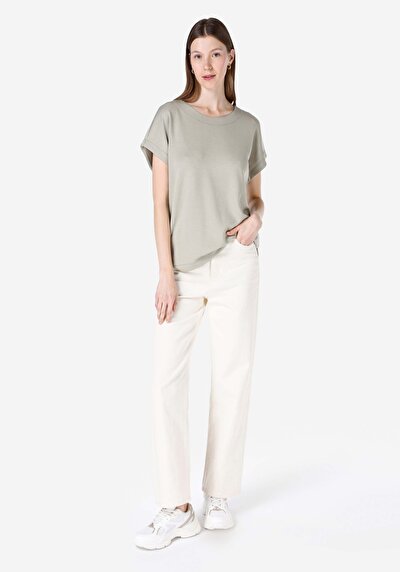 صورة من للنساء تي شيرت بأكمام قصيرة