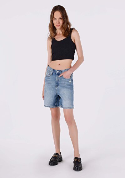 صورة من دينيم للنساء شورت