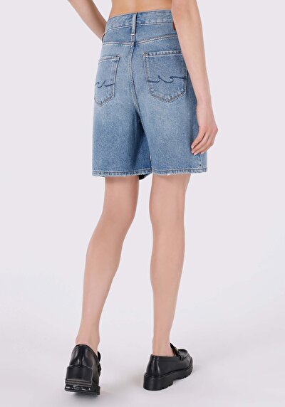 صورة من دينيم للنساء شورت