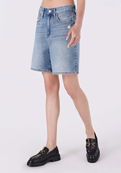 صورة من دينيم للنساء شورت