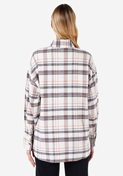 صورة من قميص عادي رقبة منقوشة نسائي أبيض كم طويل قميص