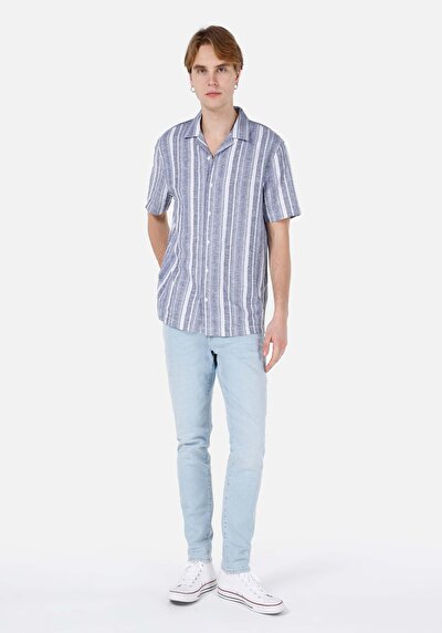 صورة من قميص عادي رقبة مخطط رجالي أزرق كم قصير قميص