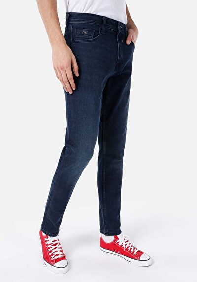 صورة من عادي متوسط الخصر نحيف الساق للرجال بنطلون جينز نيلي غامق