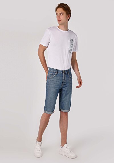 صورة من أزرق للرجال شورت