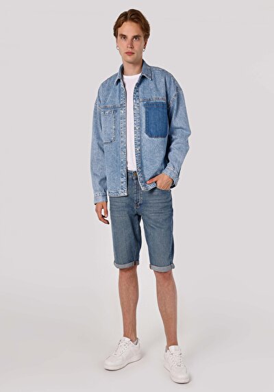 صورة من أزرق للرجال شورت