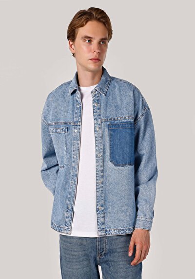 صورة من جاكيت رجالي أزرق غير مبطن بقصة عادية