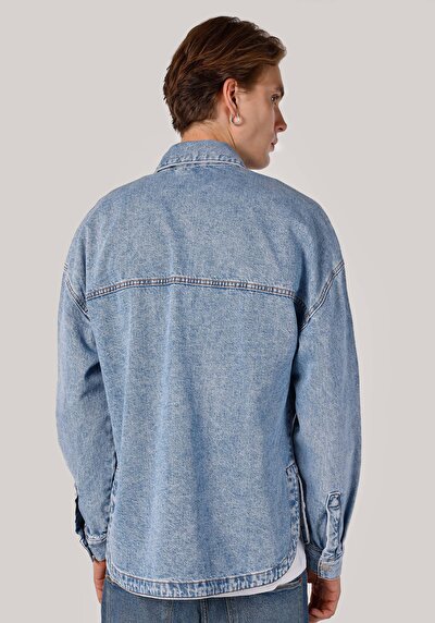 صورة من جاكيت رجالي أزرق غير مبطن بقصة عادية