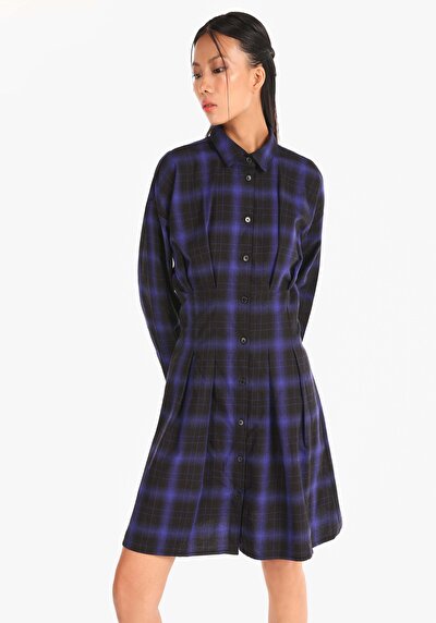 صورة من فستان نسائي أسود عادي