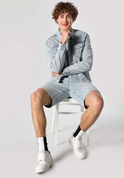 صورة من رجالي بقصة عادية غير مبطن جاكيت أزرق مع سحاب