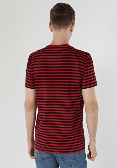 صورة من رقبة مستديرة مخطط للرجال تي شيرت أحمر قصير الأكمام