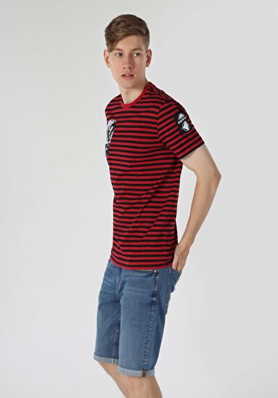 صورة من رقبة مستديرة مخطط للرجال تي شيرت أحمر قصير الأكمام