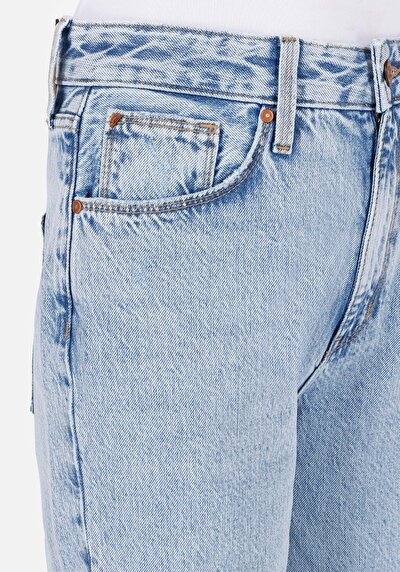 صورة من مستقيم الساق نسائي نيلي الجينز