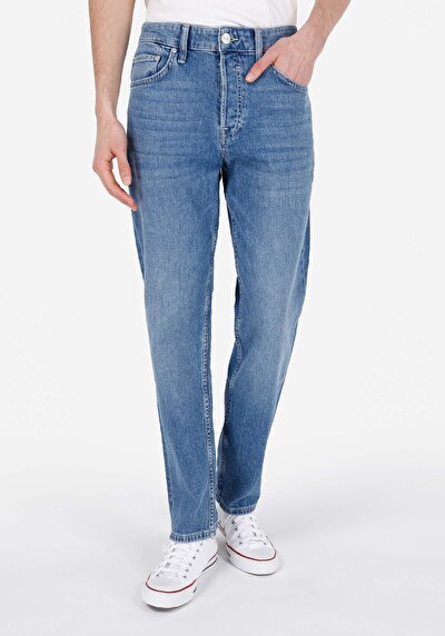 صورة من جينز نيلي رجالي فضفاض مستقيم