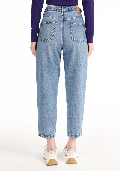 صورة من أزرق للنساء بناطيل