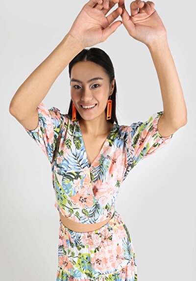 صورة من قميص نحيف رقبة على شكل حرف V أزهار نسائي متعدد الألوان 3/4 كم