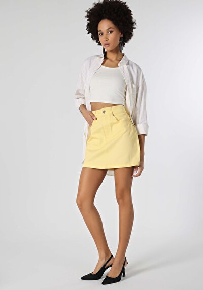 صورة من تنورة صفراء نسائية صغيرة ذات زر مسطح