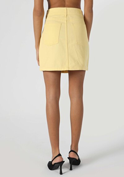 اعرض التفاصيل لـ تنورة صفراء نسائية صغيرة ذات زر مسطح