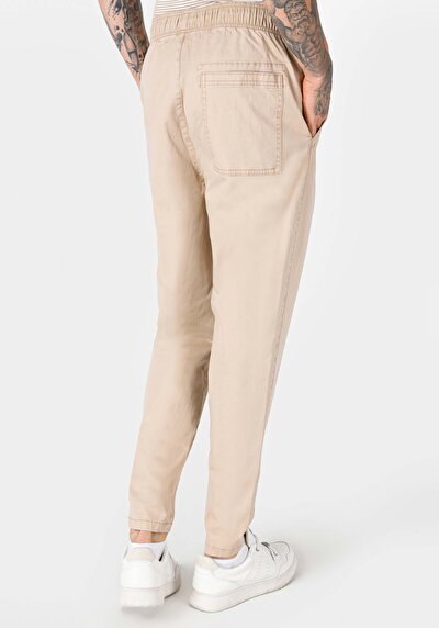 صورة من بني للرجال بناطيل