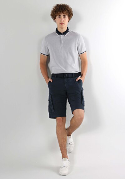 صورة من أزرق بحري للرجال شورت