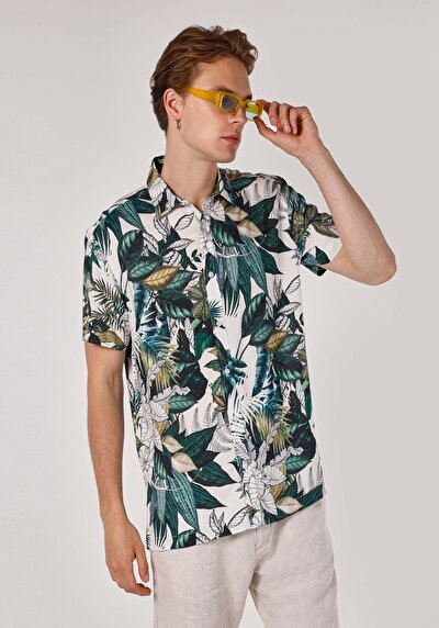 صورة من قميص عادي رقبة مطبوع رجالي أخضر كم قصير قميص