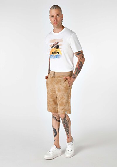 صورة من شورت بني مطبوع بالخصر المتوسط عادي