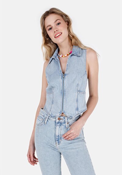 صورة من دينيم للنساء صدرية