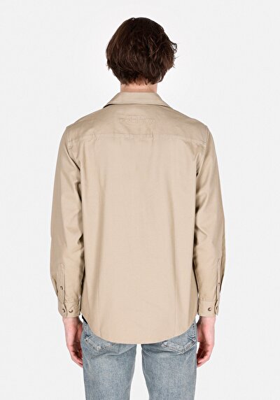 صورة من بيج للرجال قميص كم طويل