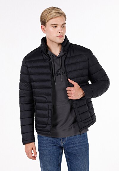 صورة من معطف أسود رجالي سليم