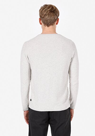 صورة من رمادي للرجال بلوفر