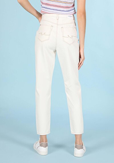 صورة من دينيم للنساء بناطيل