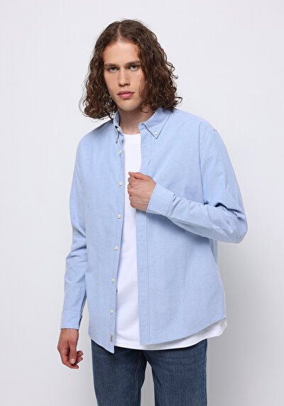 صورة من قميص عادي رقبة مستقيم رجالي أزرق كم طويل قميص