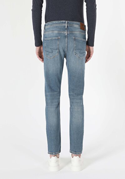 صورة من أزرق للرجال بناطيل