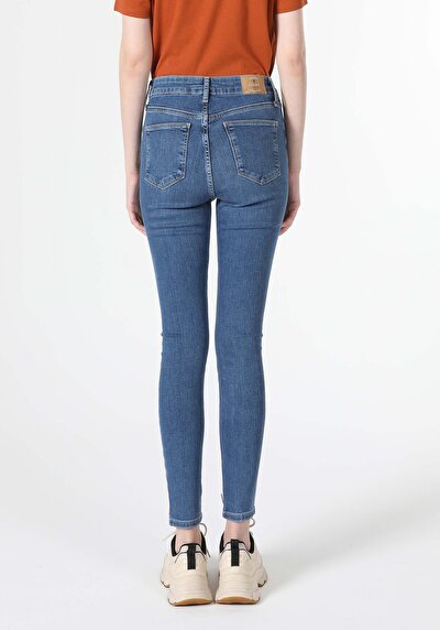 صورة من ضيق ارتفاع الخصر ضيق الساق الجينز النسائي