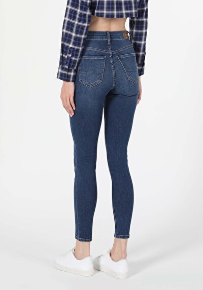 صورة من دينيم للنساء بناطيل