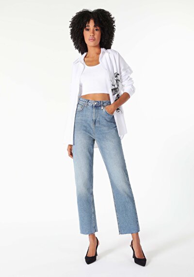 صورة من دينيم للنساء بناطيل