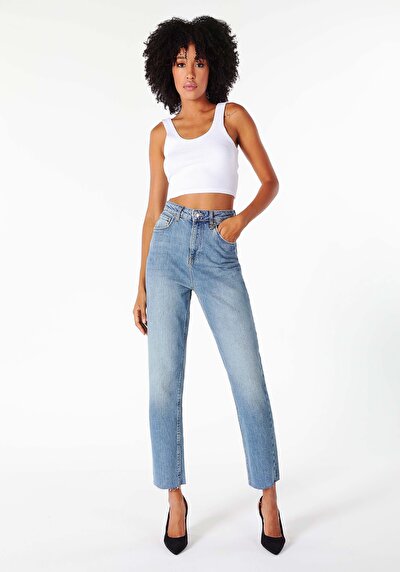 صورة من دينيم للنساء بناطيل