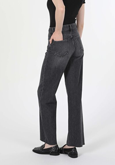 صورة من دينيم للنساء بناطيل