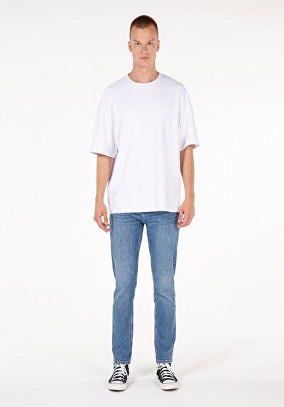 صورة من   منتصف الخصر نحيف الساق الجينز النيلي للرجال