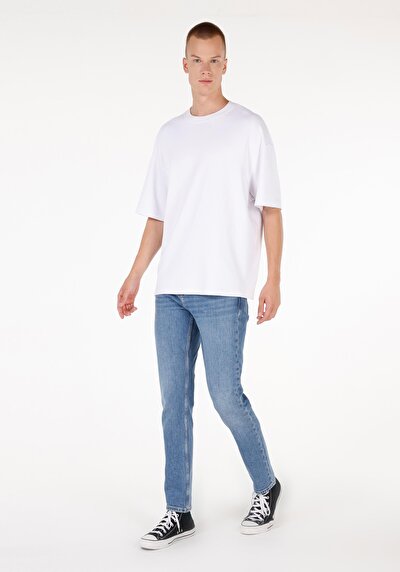 صورة من منتصف الخصر نحيف الساق الجينز النيلي للرجال