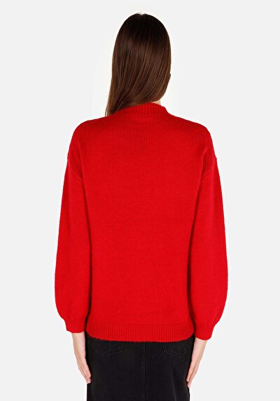 صورة من رقبة مستديرة مطرزة سترة حمراء نسائية