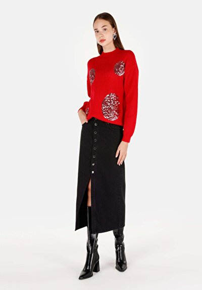 صورة من رقبة مستديرة مطرزة سترة حمراء نسائية