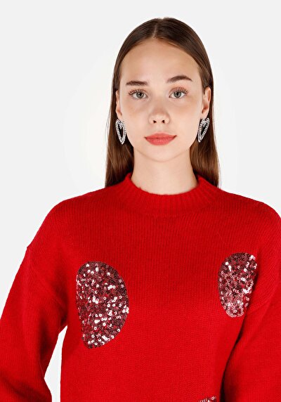 صورة من رقبة مستديرة مطرزة سترة حمراء نسائية