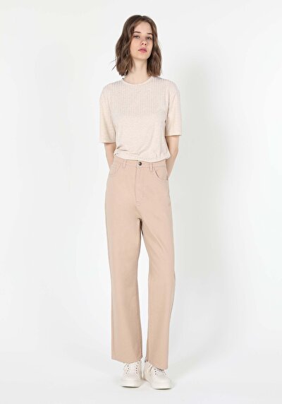 صورة من بيج فاتح للنساء بناطيل