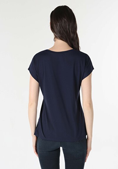 صورة من أزرق بحري للنساء تي شيرت بأكمام قصيرة