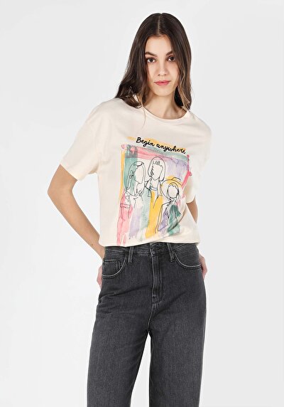 صورة من بيج فاتح للنساء تي شيرت بأكمام قصيرة