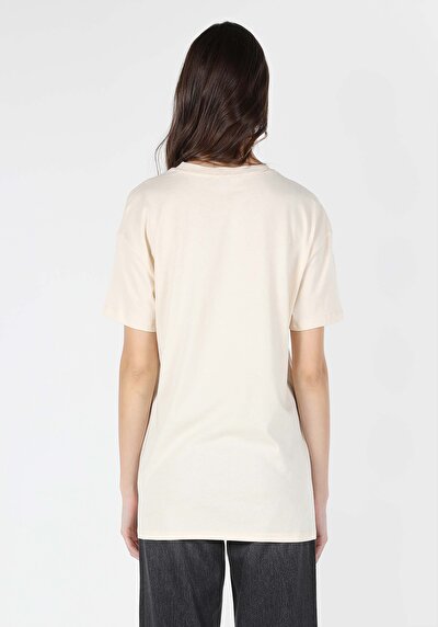 صورة من بيج فاتح للنساء تي شيرت بأكمام قصيرة